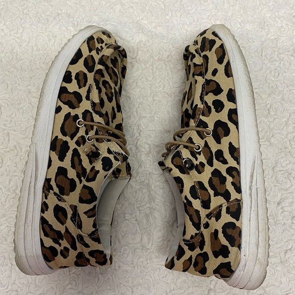 Leopard Print  out woods Size 7 women canvas shoes - Picture 8 of 10